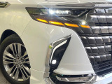 【LEDヘッドライト】悪天候や夜間走行時も良好な視界を確保し安心して運転できる高輝度LEDヘッドライトを装備!点灯速度が早く、消費電力も抑えられています。