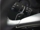 ◆減速セレクター◆ステアリングホイールの左右に取り付けられた2つのパドルスイッチで減速の強さを調整。 左側の「-」を操作すると減速を強く、右側の「+」を操作すると減速を弱くすることができます。