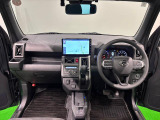 オレンジの差し色&カモフラージュ柄のシートが気分を高める運転席に加えてUV&IRカット機能付きフロントガラスの面積や位置取りが良く、高いアイポイントで前方・右前・左前方向の見通しがいいですよ!
