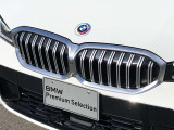左右のキドニー・グリルの中心にはBMWのエンブレムが鎮座し、個性を放つデザイン性を兼ね備えました。