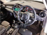 MINIの少し硬めのシートは乗り降りもしやすく、長距離ドライブでも疲れません。