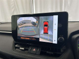 バックカメラの他に上から見下ろしたような画像が見れるアラウンド(全方位)モニター。前後左右を把握できる、すごい機能が装備されています!