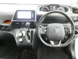 運転席からの視界はこんな感じです☆お気軽にご来店いただき、実際に座って是非お確かめください。ドライバーに寄り添う快適な操作フィールをもたらすステアリングです。