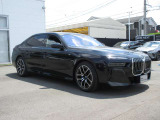 存在感ある佇まいと計算されたフォルムが印象的。走り出した瞬間からBMWならではの軽快なドライビングを楽しめます。