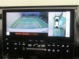 パノラミックビューモニター搭載。カメラで車両周囲の状況を映し出すため、狭い場所での駐車などに役立ちます。
