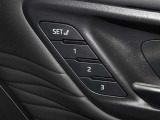 運転席のパワーシートは3名様分までメモリー機能付きです。