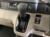 CVT車のセレクトレバーです。低速から高速まで、変速ショックのないスムーズな走りと、エンジン効率のよい領域を維持して燃費にも貢献します。サイドブレーキはスイッチ操作の電子制御パーキングブレーキです。