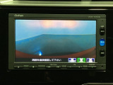 ギヤをR(バック)に入れるとナビの画面に後ろの映像が映るリアカメラ付です。後退時、コンディションが悪い視界でもカラーバックモニターがドライバーをサポートします。