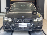 【キドニーグリル】BMWの代名詞。一目見ただけでBMWであると認識できる確固たるアイコンとして存在感を放ちます。キドニーグリルは80年以上続く伝統の形でございます。変わらないこだわりのデザインです