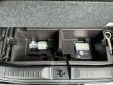 トランク下部には、パンク修理剤が入っています。