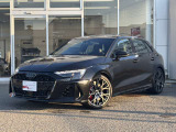 Audiのリヤディフューザーは、車両の後方での空気の流れを整え、乱流を減少させることで、走行安定性を向上させます。またスポーティで洗練された外観を提供し、全体のスタイルに一体感を持たせます。