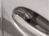 【デザインとの融合】BMWデザイナーが創り出したボディデザインを損なう事のない様に配置とデザインに拘っています。ドアノブについてもBMWの拘りに妥協はありません。