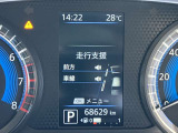 スピードメーター上に運転をサポートする様々な情報を表示してくれます。