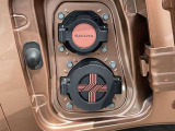 サクラの充電は運転席側リアドアすぐ左にございます。ご自宅等の普通充電口と屋外等の急速充電口があります。大きさも異なるためわかりやすいです。