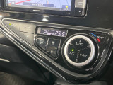 【オートエアコン】一度お好みの温度に設定すれば、車内の温度を検知し風量や温度を自動で調整。暑い&hellip;寒い&hellip;と何度もスイッチ操作をする必要はありません。快適な車内空間には必須の機能ですね♪