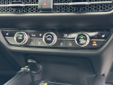 オートエアコンは運転席側と助手席側でそれぞれ自由に温度設定ができます。冬でも快適にドライブできるシートヒーター付きです。