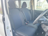 運転席まわりには十分なスペースがあり、大柄な方でもゆったり運転していただける環境です。