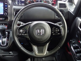 ハンドル左側にはオーディオ操作が出来るオーディオリモートコントロールスイッチ、右側にはHonda SENSINGとオートクルーズコントロールのスイッチを装備!
