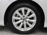 純正アルミホイールは精度が高く、走行の安定性が優れています。タイヤサイズ215/55R17