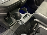格納式のカップホルダーがあります。