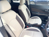 運転席まわりには十分なスペースがあり、大柄な方でもゆったり運転していただける環境です。