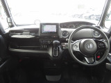 シンプルながら機能性溢れるインパネ廻りです♪視界性も良く運転しやすいです♪各操作スイッチ類なども使いやすい位置に配置されています♪