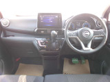 操作しやすい運転席廻り!操作パネルも使いやすい!!ドライブが楽しくなります!