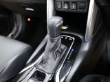 CVT(無段変速)のオートマチックです。フロアシフトがとても使い易いです。また高燃費に貢献するのもこのオートマチックです(*^_^*)