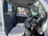 運転席まわりには十分なスペースがあり、大柄な方でもゆったり運転していただける環境です。