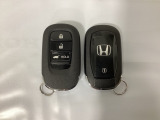 スマートキーを装備しています。鍵を差し込むことなくドアロックの開け閉めと、スタートボタン操作でのエンジンスタートができます。ボタン操作でトランクが開けられる電動テールゲートのボタンもついています。