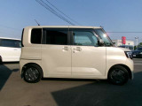 スライドドアですので、狭い駐車場での、乗り降りも、しやすく便利です。
