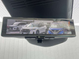 【インテリジェントルームミラー】です。車両後方のカメラ映像がミラー(液晶画面)に写るので、後席の人や荷物が写りこみません。夜間や悪天候でも視界が良好です♪