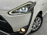 【LEDヘッドライト】悪天候や夜間走行時も良好な視界を確保し安心して運転できる高輝度LEDヘッドライトを装備!点灯速度が早く、消費電力も抑えられています。