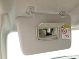 運転席、助手席のサンバイザーの裏にはバニティミラーが装備、身だしなみに役立ちます。
