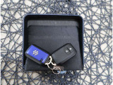 【スマートキー】キーをバッグやポケットに入れたままでもドアロックの開閉が出来るほか、エンジンキーを挿さなくてもエンジンスタートストップが出来ます。