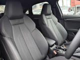 ●レザーシート『高級感や耐久性がありこちらのモデルにも採用されています。レザーは見た目が美しく内装を豪華に演出します。柔らかく肌触りが良く長時間の運転でも快適です。