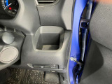 運転席側前部にドリンクホルダーあります♪運転中でも手が届きやすい位置にあって使い易いです♪