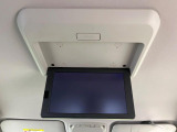 【フリップダウンモニター】大画面モニターで後席でもエンタメをお楽しみいただけます。小さなお子様にも大人気の装備です♪