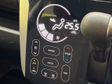 【オートエアコン】一度お好みの温度に設定すれば、車内の温度を検知し風量や温度を自動で調整。暑い&hellip;寒い&hellip;と何度もスイッチ操作をする必要はありません。快適な車内空間には必須の機能ですね♪