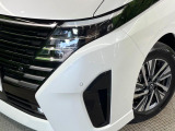 【LEDヘッドライト】悪天候や夜間走行時も良好な視界を確保し安心して運転できる高輝度LEDヘッドライトを装備!点灯速度が早く、消費電力も抑えられています。