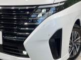 【LEDヘッドライト】悪天候や夜間走行時も良好な視界を確保し安心して運転できる高輝度LEDヘッドライトを装備!点灯速度が早く、消費電力も抑えられています。