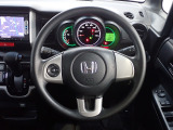 ハンドル左側にはオーディオ操作が出来るオーディオリモートコントロールスイッチ、右側にはHonda SENSINGとオートクルーズコントロールのスイッチを装備!