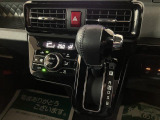 オートエアコン装備しています☆温度に設定をして頂くだけで冷房と暖房に切り替えや風向も自動で切り替えをしますよ!!