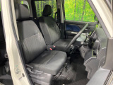 運転席まわりには十分なスペースがあり、大柄な方でもゆったり運転していただける環境です。