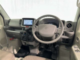 運転席まわりです。 各操作スイッチは使いやすい位置に配置されてます。