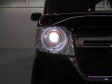 明るいLEDヘッドライトが、夜間のドライブをサポートします。
