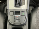 パーキングブレーキはスマートな電子制御式と合わせて渋滞時等にブレーキペダルから足を離しても停車状態を保持してくれるオートブレーキホールド機能で運転が楽になります。スタートはアクセルペダルを踏むだけ