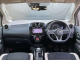 運転席周りになります。内装色はブラックです。