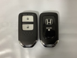スマートキーを装備しています。鍵を差し込むことなくドアロックの開け閉めと、スタートボタン操作でのエンジンスタートができます。スペアキーも同じものを用意しております。