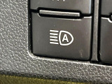 【アダプティブハイビーム】遠くまで明るく照らすハイビームを先行車や対向車に照射しない様、自動で調整!毎回手動で切り替える必要がなく、夜間走行時のストレスも軽減。安全性向上にも寄与します。